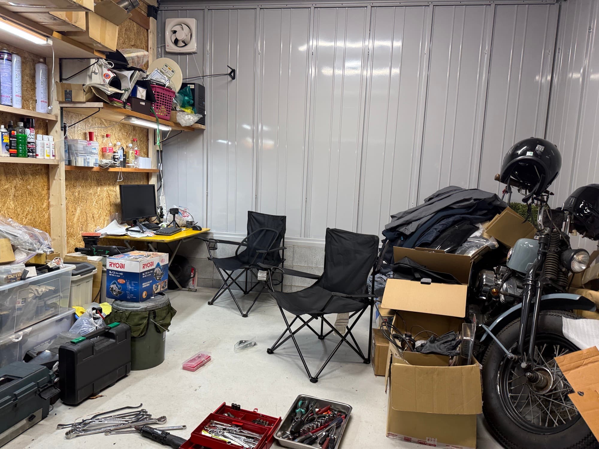 Garage interior with bike in service / ガレージ内部・整備中の車両