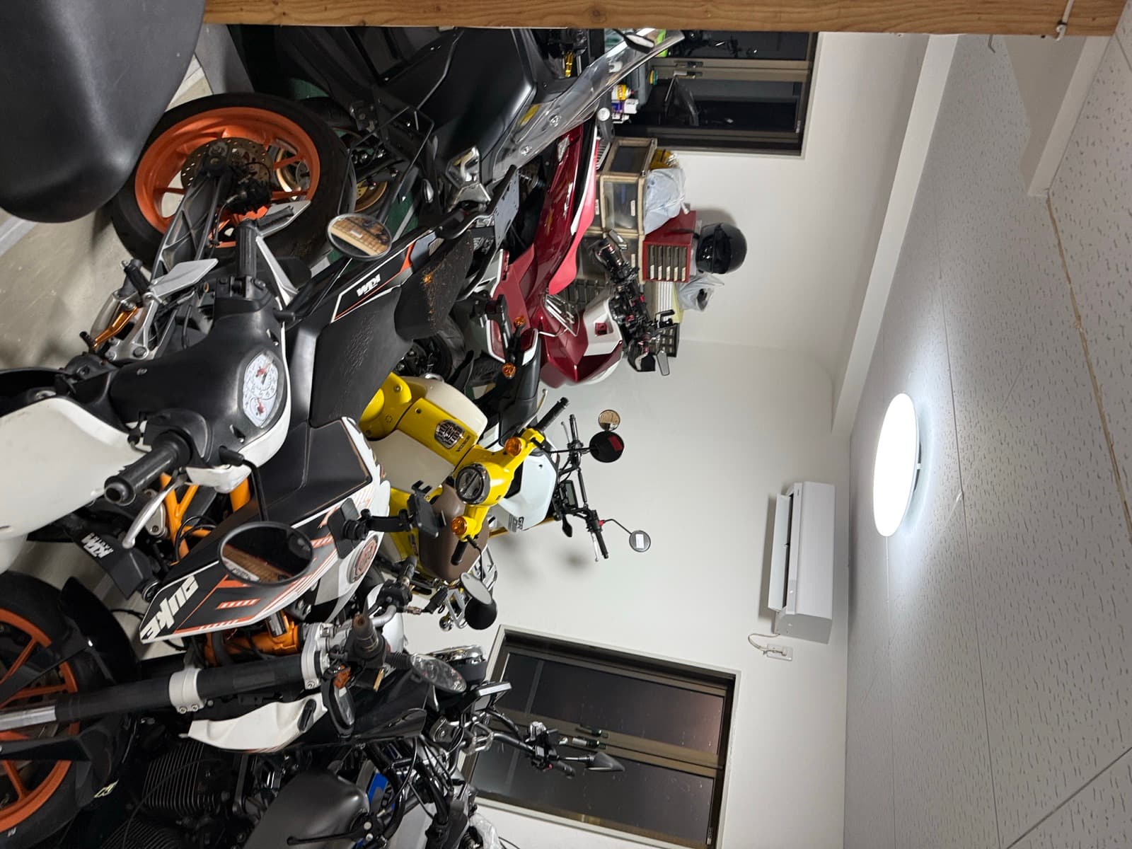 Garage interior with bikes in for service / ガレージ内部・入庫中の車両