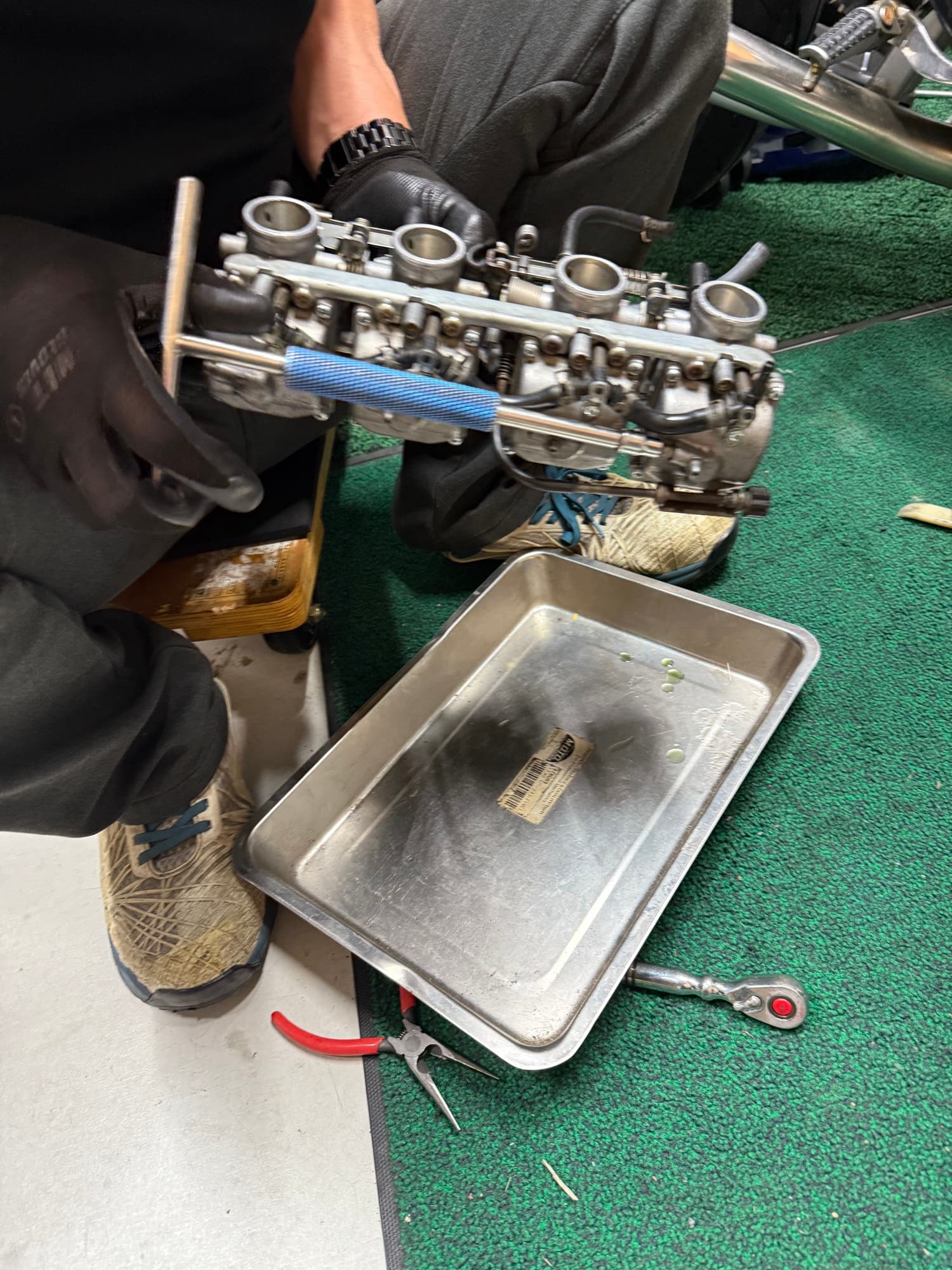 Carburetor service in progress / キャブレター整備中の手元